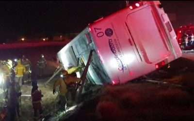 Se accidenta camión de pasajeros; hay cerca de 50 lesionados