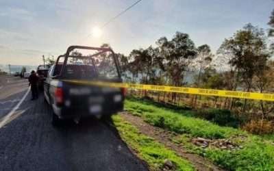 Localizan cadáver de mujer a orilla de carretera