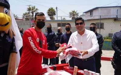 Entregan uniformes a División Acuática de Bomberos
