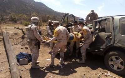 Militares rescatan a mujer tras volcadura