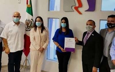 Entregó IEE BC Constancia como Regidora Electa a Brenda Valenzuela