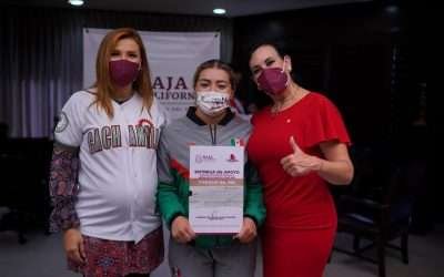Entrega Marina Del Pilar primer cheque a Aremi Fuentes