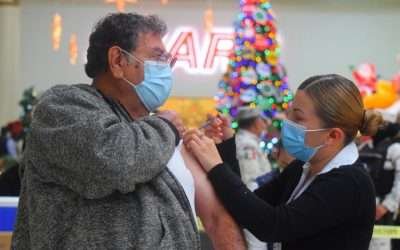 Aplican 3er refuerzo de vacuna Vs Covid19 a más de 20 mil adultos mayores en BC