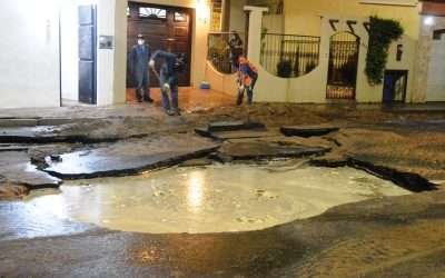 Socavón provocó derrame de aguas negras en Loma Dorada