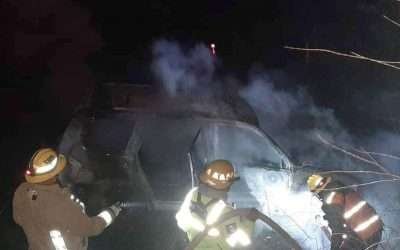 Localizan un calcinado dentro de auto incendiado