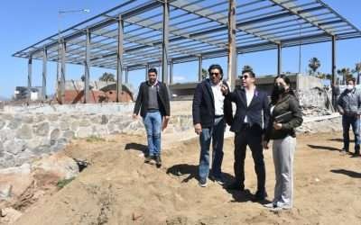 Recorre alcalde obras deportivas y turísticas de Playa Hermosa