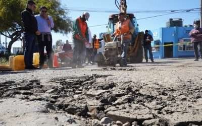 Avanzan obras de bacheo en Valle Dorado; alcalde supervisa los trabajos