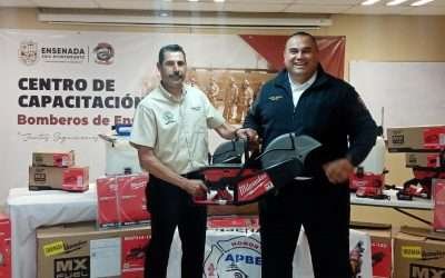 Reciben Bomberos equipo adquirido con recaudación en ¿Jueves, Porqué No?