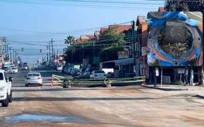 Truena tubo de la CESPE, origina socavón y derrame de aguas negras en Punta Banda