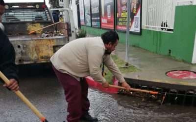 Destina Ayuntamiento dos cuadrillas para limpieza de rejillas pluviales