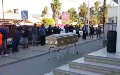 Llevaron ataúd al Ayuntamiento de Ensenada por falta de seguros de vida de policías