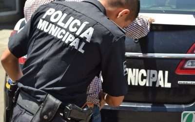 Aseguran municipales a pareja con auto robado