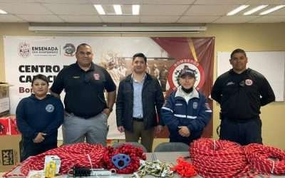 Donan Emprendedores del Valle de Guadalupe equipo a Bomberos de Ensenada