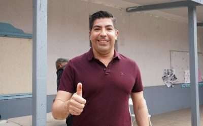 Emite Armando Ayala su voto en la primaria La Corregidora