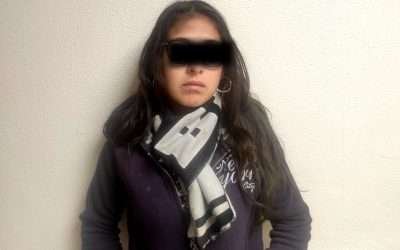 Aprehenden agentes de la FGE a mujer por robo a Oxxo