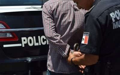 Detienen municipales a pareja con auto robado