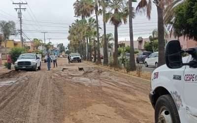 Atiende CESPE reparación en tubo de aguas residuales de Valle Dorado