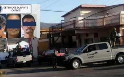 Caen narcomenudistas, drogas y arma, tras cateos de la FGE