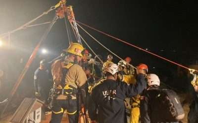 Rescataron Bomberos de Tijuana a hombres atrapados en pozo en la Ruta del Vino