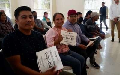 Entregó Armando Ayala 156 claves catastrales