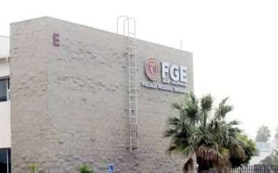 Suspende FGE a agente de investigación por golpear y amenazar a joven