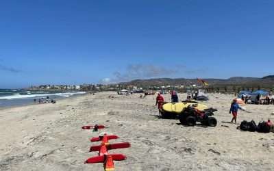 Rescatan salvavidas a tres bañistas en playas de Ensenada