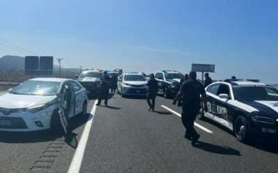 Tras persecución policías municipales recuperan taxi robado; abaten a asaltante