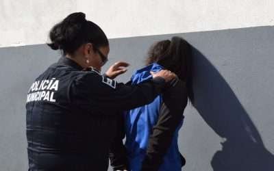 Aseguran municipales a mujer en posesión de tiros .223 y .45