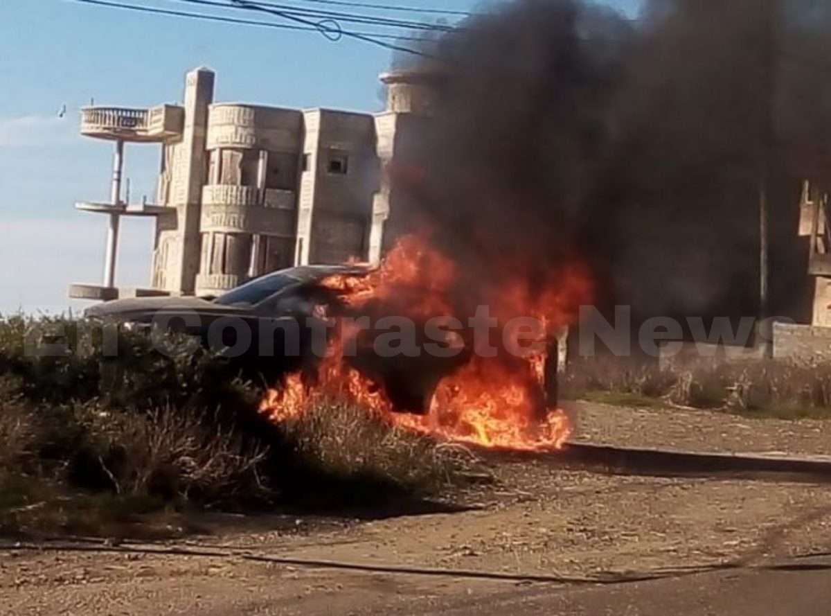 Auto incendiado 