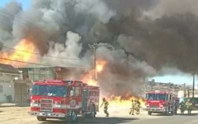 Incendio en almacén deja daños totales al lugar y afectaciones en comercio y casa