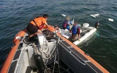 Rescata SEMAR a tripulantes de embarcación inundada frente a Playa Conalep