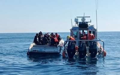 Rescata SEMAR a 11 personas a la deriva en altamar, cerca de Ensenada