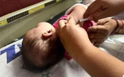 Llaman autoridades de salud a vacunar a niños contra las tos ferina