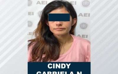 Aprehenden agentes de la FGE a mujer por robo de joyería