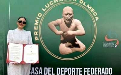 Recibe Natalia Botello «Premio Luchador Olmeca» de la CODEME