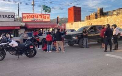 Conductor no cede el paso y atropella a mujer y a dos menores
