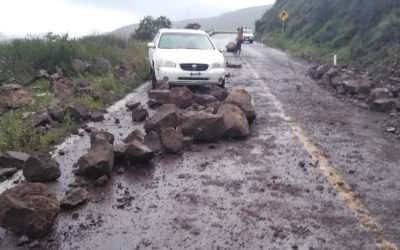 Derrumbes, vados cerrados y postes caídos los incidentes por lluvias en Ensenada