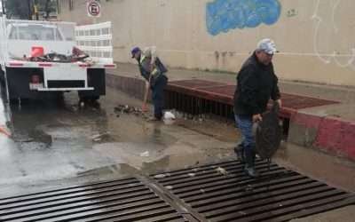 Limpian cuadrillas municipales rejillas y bocas de tormenta