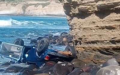 Cae auto en acantilado de playa 3Ms; encuentran en el interior a hombre sin vida
