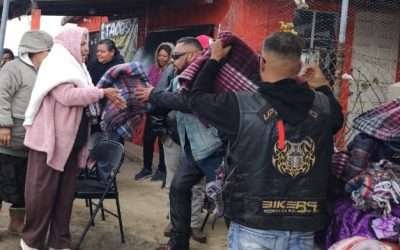 Donan Bikers 250 cobijas a pobladores de Héroes de la Independencia