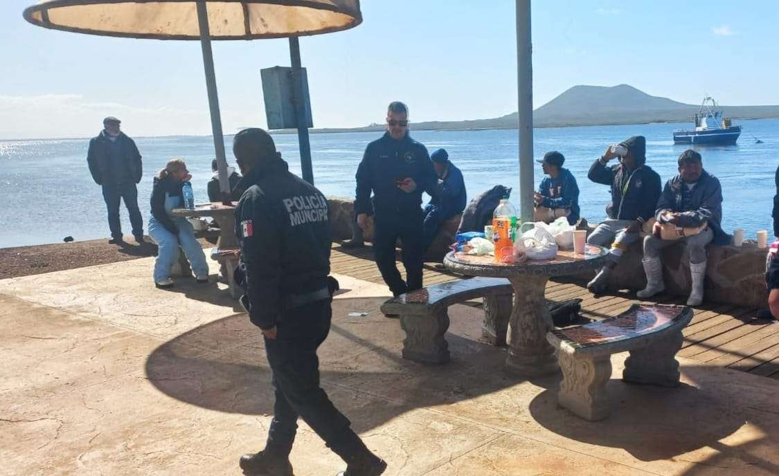 sobreviven pescadores a hundimiento