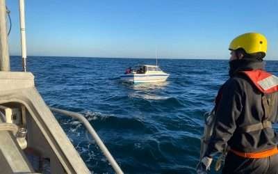 Rescató SEMAR a 15 personas de embarcación a la deriva