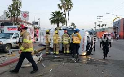Vuelca ambulancia con paciente grave; Auto no le cedió el paso a la unidad de emergencia