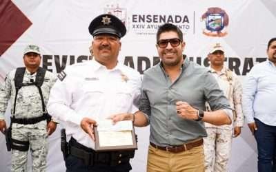 Reconoce alcalde de Ensenada a 10 policías por intervenciones relevantes