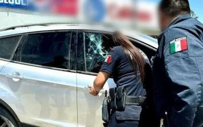 Rescataron agentes de la FESC a bebé encerrada en auto por accidente