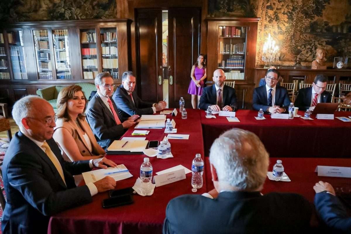 Marina del Pilar reunión con Tesla