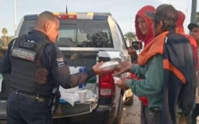 Llevan Policías de Ensenada cena navideña a personas en situación de calle