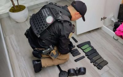 Logra FGR vincular a proceso a agente de la FESC detenido con armas, cartuchos y cargadores