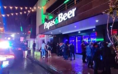 Resulta hombre gravemente lesionado tras caer de terraza del Papas and Beer