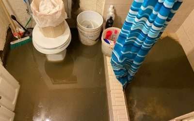 Inundan aguas negras viviendas del fraccionamiento Bahía